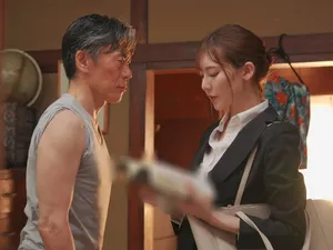 Đưa vợ ra xe