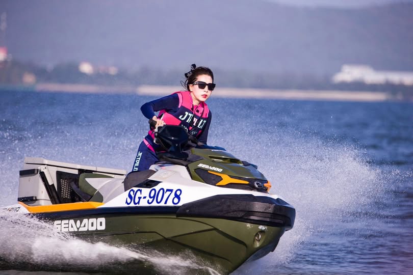 Rượu giúp kẻ hèn nhát trở nên can đảm! Trận chiến nhà vệ sinh công cộng! Nuốt tinh dịch đi! Người dẫn chuyện: Có người đang đi vệ sinh! Thật nồng nhiệt!